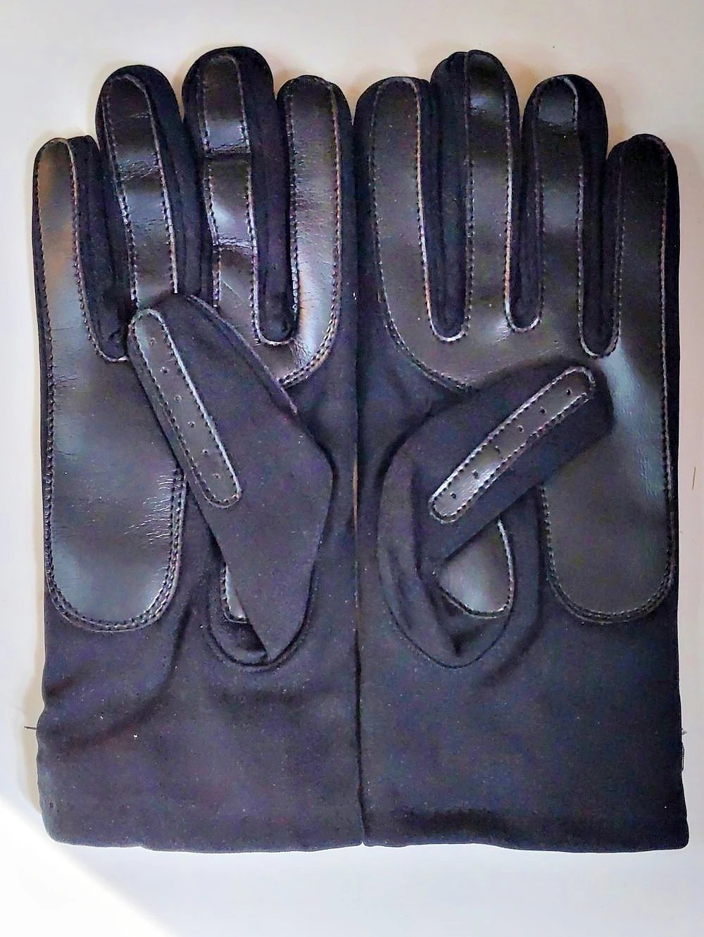 Isotoner Ladies Driving Gloves Black